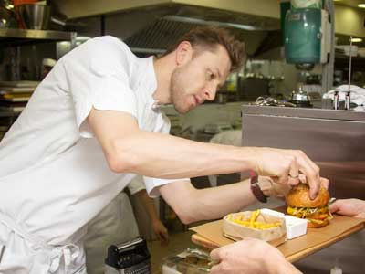 Skilled restaurantteam in the Gulf region