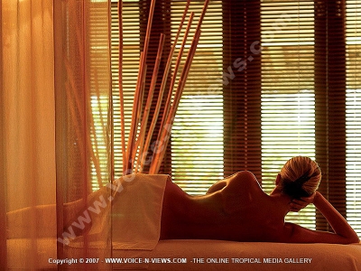beau rivage hotel maritius lady in spa massage room
