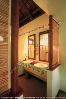 2_star_hotel_le_sakoa_hotel_bathroom.jpg