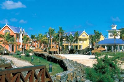 3 star calodyne sur mer hotel garden view
The view of the Calodyne Sur Mer garden. There is a small swimming pool and a few kiosks. The bunalows face the garden. This small but cosy hotel is located in the north-northeast of Mauritius on an idyllic beach facing Coin de Mire Island.
Keywords: Calodyne Sur Mer garden view, bridge, kiosk, bungalows, swimming pool, small, north-northeast, Mauritius, beach, Coin de Mire