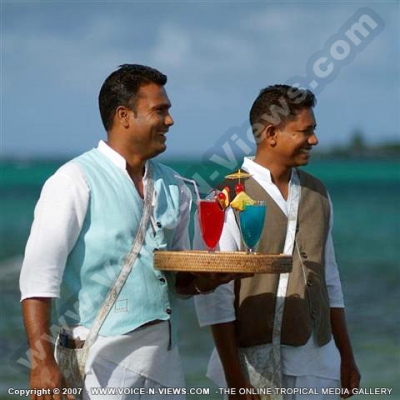 20 degres sud hotel mauritius waiter service
