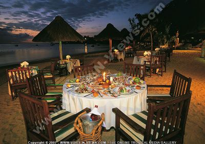 4 star la plantation resort amiral restaurant
Set alongside the peaceful brook facing the lagoon, the beach restaurant is the relax lunch par excellence.It opens between th 12hr30 and 14hr30 , offers a real sea-side menu which takes its fresh, crisp and braised inspirations from shared similarities between Mediterranean and local creole cusine.
