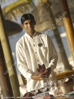 le_meridien_waiter_at_shells_mauritius.jpg