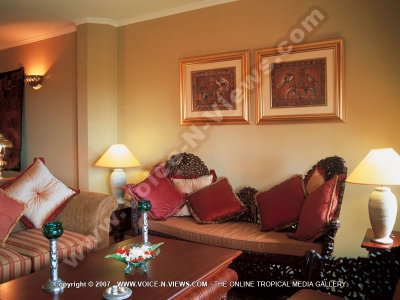 maritim hotel senior suite living room
