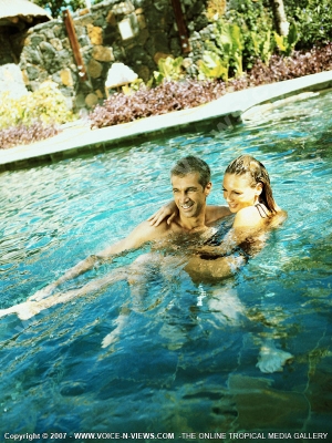 les pavillons hotel mauritius couple holding each other in the pool
