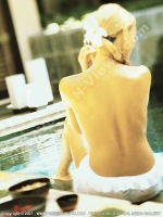 les_pavillons_hotel_mauritius_lady_half_nacked_at_the_pool.jpg