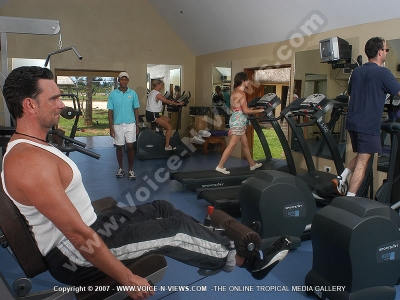 movenpick resort and spa mauritius guests at the gym
