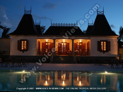 movenpick resort and spa mauritius la grand caze restaurant at night
