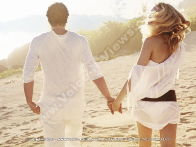 5 star hotel shanti maurice couple walking on the beach
