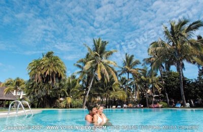 le canonnier hotel mauritius couple in swimming pool

