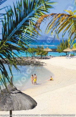 le canonnier hotel mauritius couple on the beach
