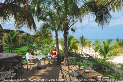 le victoria hotel mauritius couple chilling out
