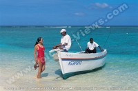 le_victoria_hotel_mauritius_lady_on_the_beach.jpg