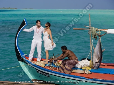 diva maldives hotel maldives couple on a pirogue
