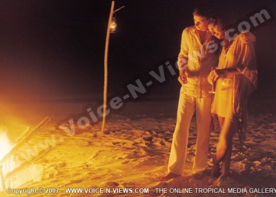 kanuhura resort maldives couple having champagne at the beach

