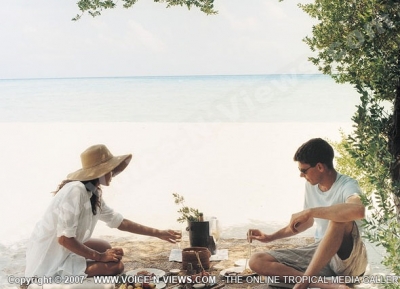 kanuhura resort maldives couple having lunch at the beach
