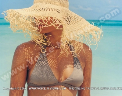 kanuhura resort maldives lady with sun hat

