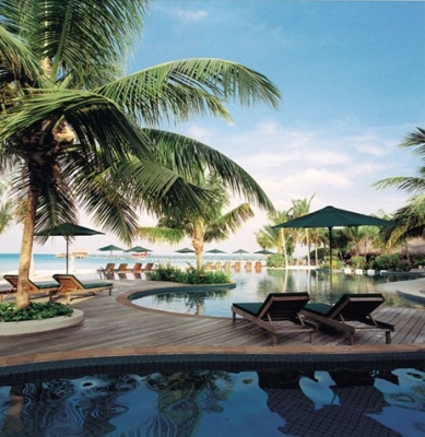 kanuhura resort maldives swimming pool and sun bed
