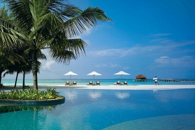 kanuhura resort maldives swimming pool view
