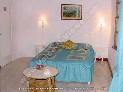 budget guesthouse pointe d'esny mauritius ref 165 bedroom view
Budget Guesthouse Pointe d'Esny Mauritius Ref 165 view of the bedroom. The room has a double bed, three tables; one in the centre of the romm and the other two on either side of the bed. Above the tables on the sides of the bed are lamps. The room is decorated in blue and white.
Keywords: Noix de Coco, bedroom, view, double bed, blue, white, tables, lamps