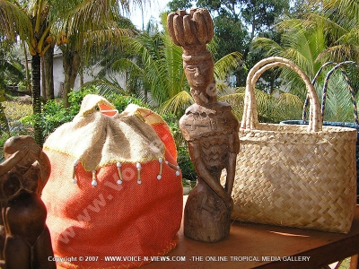 chamarel craft shop exposition of sculpture and bag
