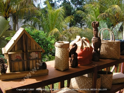 chamarel craft shop exposition of sculpture and bags outside the shop
