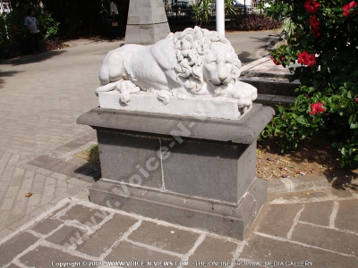 company gardens entrance lion statue mauritius
