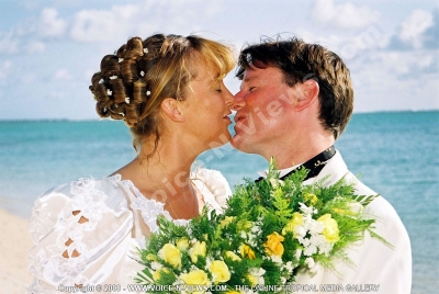 wedding pictuer just married couple kissing on the beach mauritius
