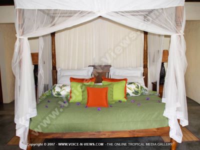 lodge lakaz chamarel mauritius double bedroom view
Lakaz Chamarel double bedroom. The room is decorated in green, white and red and has a double bed with a mosquito net.
Keywords: Lakaz Chamarel, double bed, room, mosquito net, white, green, red