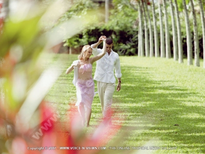 heritage hotel mauritius couple in garden
