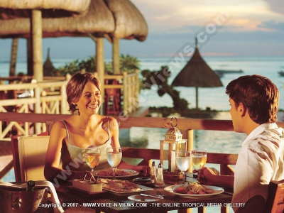 la pirogue resort mauritius couple in restaurant
