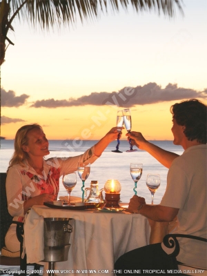 le meridien hotel mauritius couple in restaurant
