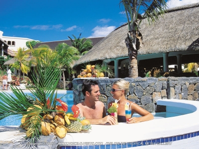 maritim hotel mauritius couple in swimming pool

