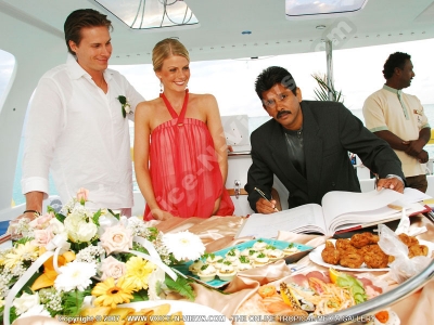 tourist wedding on maeva catamaran mauritius
