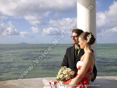 wedding in mauritius sebastian huot and liga grinberga at paul and virginie hotel mauritius couple under kiosk
