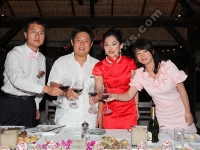 Filename=wedding_in_mauritius_yu_rui_and_wang_guanghui_at_the_bay_hotel_toast.jpg
Filesize=139KiB
Dimensions=800x600
Date added=Mar 30, 2011 wedding_in_mauritius_yu_rui_and_wang_guanghui_at_the_bay_hotel_toast.jpg