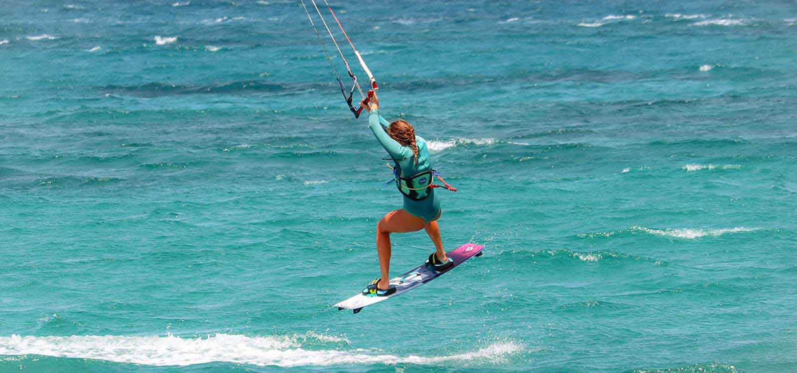 Haut Vol: Le kitesurf est un hybride high-tech de surf et de cerf-volant